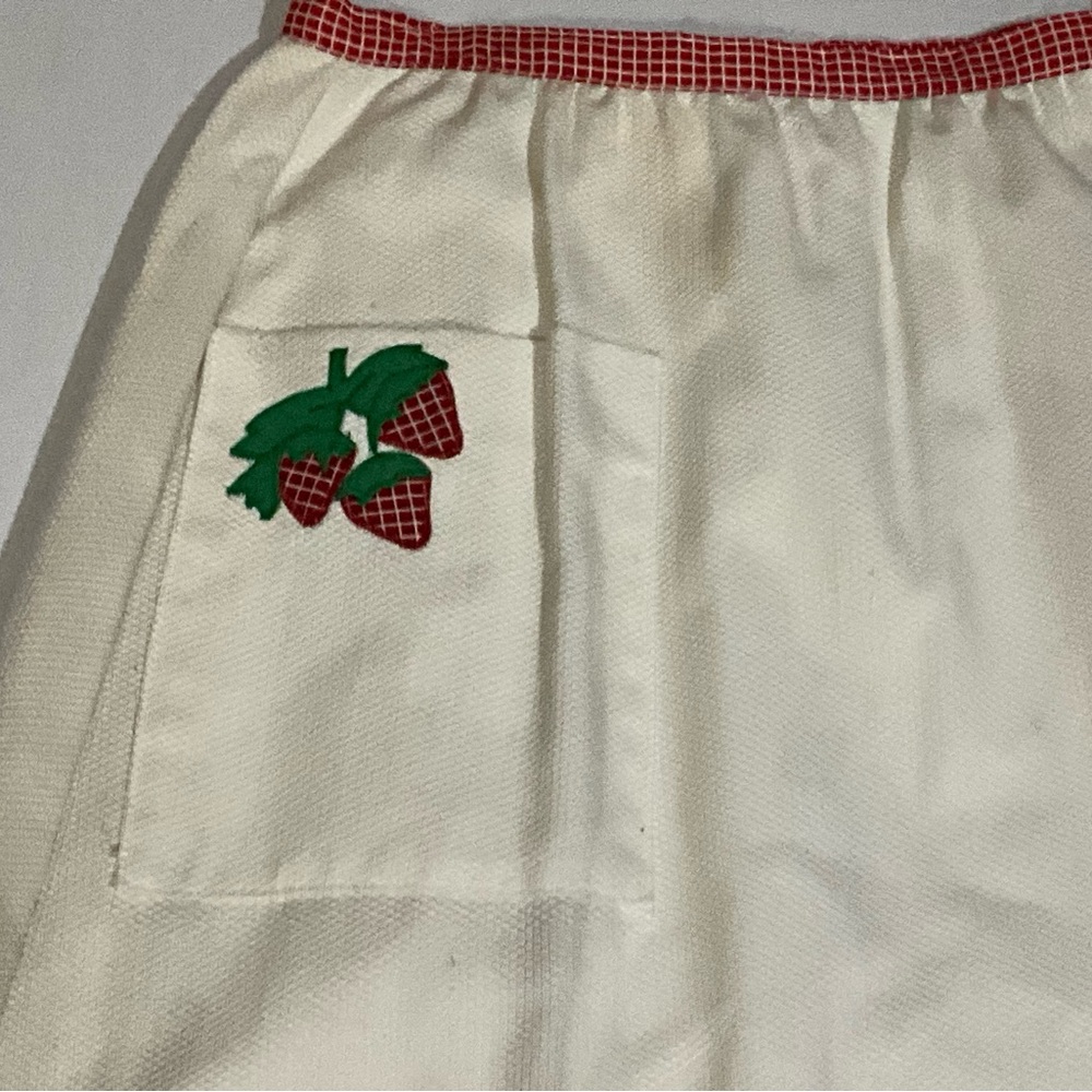 Vintage 60’s Wrap Around Skirt Made by Century Embroidered Strawberries Size S - Picture 3 of 15